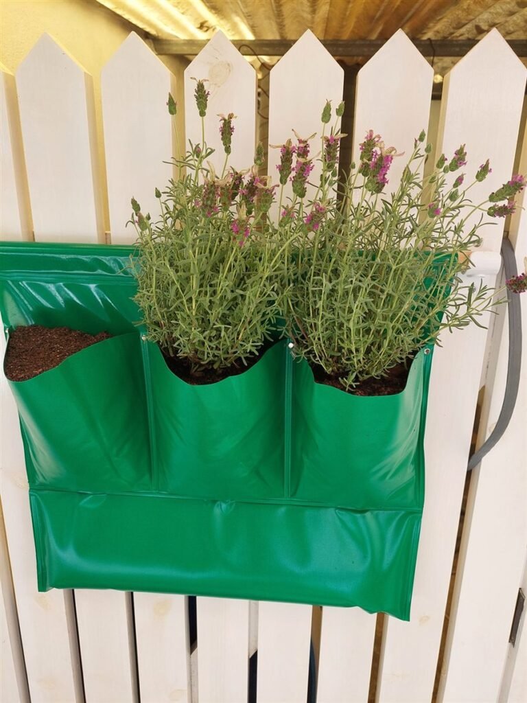 Wall Farm Trio verde com lavanda, preso a uma cerca — Grootpots