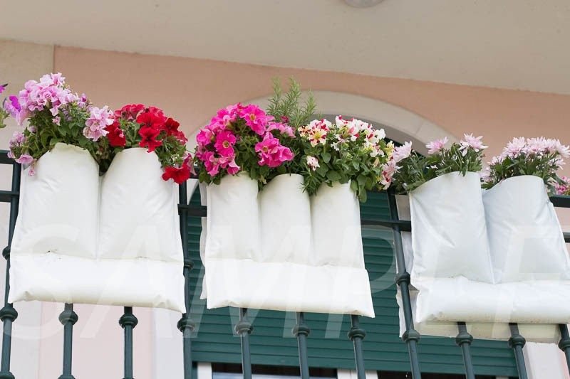 Rail Farm branco com flores no corrimão da varanda — Grootpots