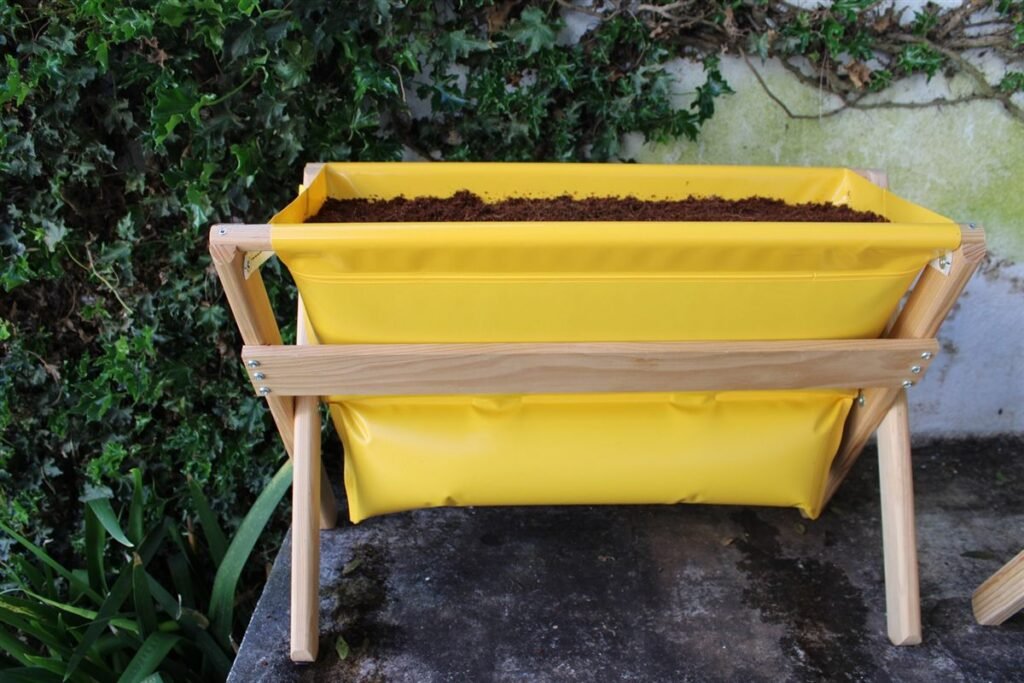House Farm amarelo no jardim — Grootpots