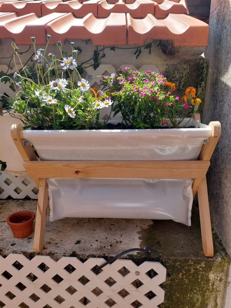 House Farm com flores no terraço — Grootpots